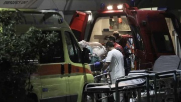 Λάρισα: Τραυματίστηκε σοβαρά 19χρονος όταν το ΙΧ που οδηγούσε, έπεσε σε σταθμευμένα οχήματα