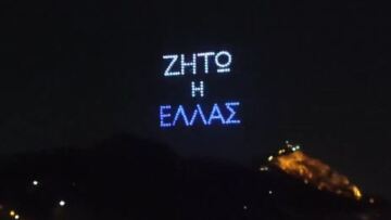 Με τη γαλανόλευκη φωτίστηκε ο Αττικός ουρανός - Δείτε φωτογραφίες και βίντεο