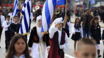 25η Μαρτίου στην Αττική: Παρελάσεις και δρώμενα στους δήμους, χοροί και τραγούδια