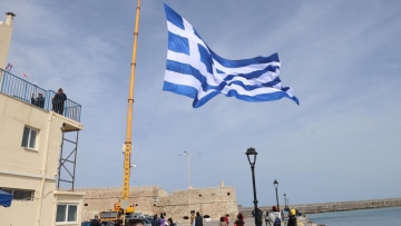 25η Μαρτίου: Σημαία 1,5 στρέμμα υψώθηκε στο λιμάνι του Ηρακλείου - Δείτε φωτογραφίες
