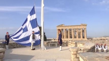 25η Μαρτίου: Δέος στην έπαρση της σημαίας στον Ιερό Βράχο της Ακρόπολης - Δείτε βίντεο