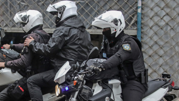 ΕΛΑΣ: 928 συλλήψεις για διάφορα αδικήματα και 17.620 τροχονομικές παραβάσεις το τελευταίο τριήμερο