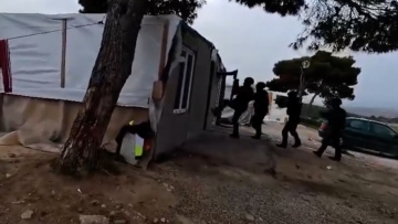 ΕΛΑΣ: Συμμορία είχε ρημάξει οχήματα και καταστήματα στα Μεσόγεια, τρεις συλλήψεις - Βίντεο από την αστυνομική επιχείρηση