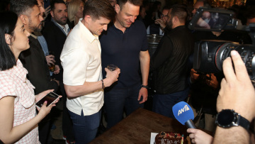 Στέφανος Κασσελάκης: Πάρτι γενεθλίων στου Ψυρρή - Δείτε βίντεο και φωτογραφίες