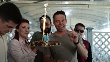 Κασσελάκης: «Συν ένα παιδιά» - Λάθος νούμερο στα κεράκια της τούρτας για τα γενέθλιά του - Βίντεο