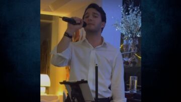 Αλέξανδρος Καραμανλής: Ο γιος του Κώστα Καραμανλή και της Νατάσας Παζαΐτη, Αλέξανδρος, τραγουδά Στράτο Διονυσίου