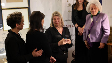 Τιμήθηκαν τρεις μάνες ηρώων που σκοτώθηκαν εν ώρα καθήκοντος στην παρουσίαση του βιβλίου της Βίκυς Φλέσσα