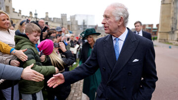 «Μην το βάλετε ποτέ κάτω!» - Οι ευχές των πολιτών στον βασιλιά Κάρολο μετά τη λειτουργία στο Ουίνδσορ