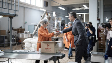 Μητσοτάκης: Σε εργοστάσιο μπαχαρικών στου Ρέντη - «Ο κατώτατος μισθός έχει αυξηθεί περισσότερο από τον πληθωρισμό»