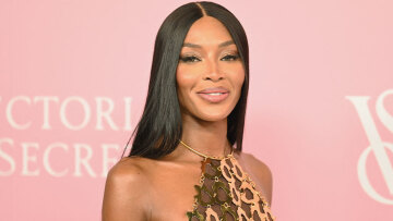 Ναόμι Κάμπελ: Tο Mουσείο Victoria & Albert την τιμά με μια έκθεση-ωδή στα έργα και τις ημέρες της