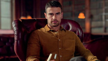 Τέο Τζέιμς, o Έλληνας θεός του Netflix - «Αν έπαιρνα τον ρόλο του Μποντ, θα με φώναζαν Μποντόπουλο»