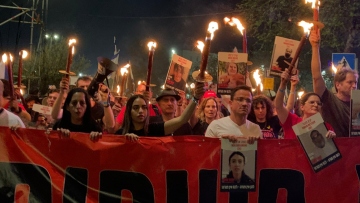 Ισραήλ: Νέες διαδηλώσεις κατά του Νετανιάχου - Έστησαν σκηνές κοντά στο Κοινοβούλιο, γιατί πλέκουν ερυθρόλευκο κασκόλ 70 χιλιομέτρων