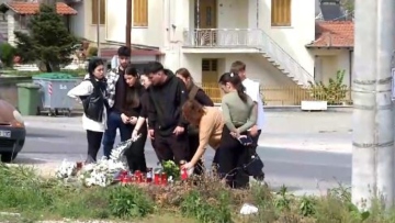 Βέροια: Συμφοιτητές της 21χρονης άναψαν κεριά και άφησαν λουλούδια στο σημείο της τραγωδίας - Φωτογραφίες