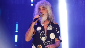 Γιάννης Γιοκαρίνης: Στον εισαγγελέα ο τραγουδιστής μετά την επίθεση στη σύζυγό του