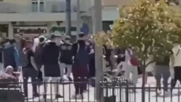 Κέρκυρα: Η στιγμή της αιματηρής συμπλοκής ανηλίκων όπου μαθητής μαχαίρωσε δύο εφήβους και έναν περαστικό - Δείτε βίντεο