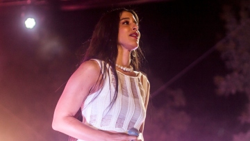 Μαρίνα Σάττι: Εγώ πιστεύω ότι η Ελλάδα είναι η πλαστική καρέκλα και ο μισοτελειωμένος φραπές