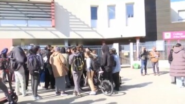 Γαλλία: Τρεις ανήλικοι ξυλοκόπησαν άγρια 13χρονη έξω από σχολείο – Έπεσε σε κώμα