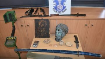 Πάτρα: Συνελήφθησαν δύο αρχαιοκάπηλοι - Κατασχέθηκαν μαχαίρια, σπαθιά και γκλοπ