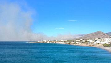 Κρήτη: Μεγάλη φωτιά στην Ιεράπετρα, πνέουν άνεμοι 8 μποφόρ - 112 για εκκενώσεις οικισμών