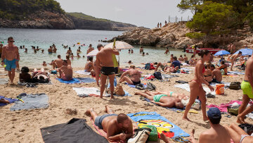 Ίμπιζα: Οι τουρίστες «ξεσπιτώνουν» τους ντόπιους - Στα ύψη τα ενοίκια, κοιμούνται στα αυτοκίνητά τους!