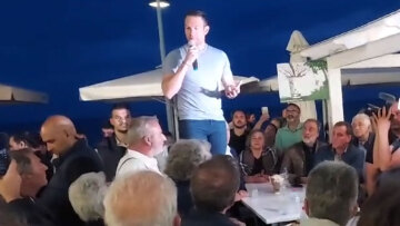 Βίντεο: Στην Ιεράπετρα ο Κασσελάκης - Συνομιλεί με πολίτες και ανεβαίνει στο τραπέζι για να απευθύνει ομιλία