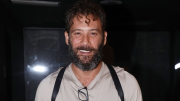 Αντίνοος Αλμπάνης: Αντιδράσεις με tweet που γράφει για τη γυναίκα που αρνήθηκε να μπει στο ίδιο ασανσέρ με εκείνον