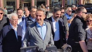 Μητσοτάκης: Ο διάλογος που είχε με μαθήτριες έξω από ξενοδοχείο στη Θεσσαλονίκη