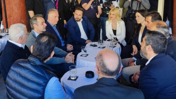 Κυριάκος Μητσοτάκης: Για καφέ με βουλευτές της Νέας Δημοκρατίας στη Θεσσαλονίκη - Δείτε βίντεο