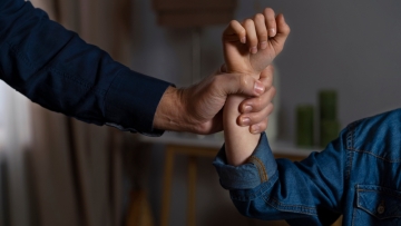 Ενδοοικογενειακή βία: Μπαράζ από περιστατικά σε όλη τη χώρα