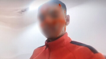 Θεσσαλονίκη: Ο 15χρονος που κατήγγειλε τον πατέρα του για ενδοοικογενειακή βία ανέβασε βίντεο μέσα από το τμήμα - Έβαλε φίλτρο με αίματα