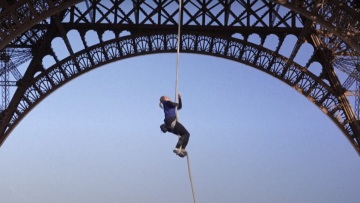 Γαλλίδα έκανε ρεκόρ αναρρίχησης με σκοινί στον Πύργο του Άιφελ - Ανέβηκε 110 μέτρα σε 18 λεπτά