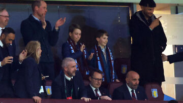 «Είναι μέλος της αγέλης» είπε ο Πρίγκιπας Ουίλιαμ για τον γιο του όταν πήγαν μαζί στο γήπεδο (βίντεο)