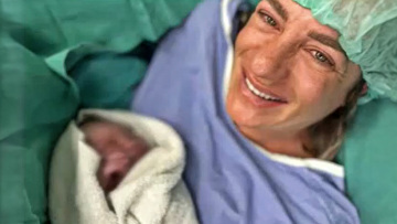 Πύρρος Δήμας: Συγκινημένος με τον ερχομό της κόρης του - Αυτά είναι τα μετάλλιά μας, είπε