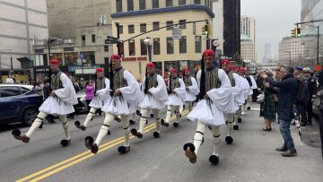 Νέα Υόρκη: Η παρέλαση των Ευζώνων της Προεδρικής Φρουράς για την έπαρση της σημαίας - Βίντεο και φωτογραφίες