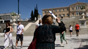 Καιρός - Meteo: Σε ποιες περιοχές «άγγιξε» τους 33°C το θερμόμετρο - Διατηρούνται και την Τρίτη οι υψηλές θερμοκρασίες