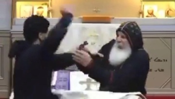 Νέα επίθεση στο Σίδνεϊ - Άγνωστος μαχαίρωσε ιερέα την ώρα που κήρυττε σε live μετάδοση, δείτε βίντεο
