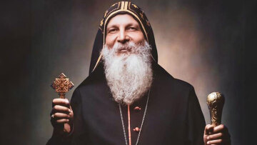 Σίδνεϊ: Ποιος είναι ο ιερέας που μαχαιρώθηκε σε live σύνδεση και γιατί προκλήθηκαν επεισόδια για χάρη του