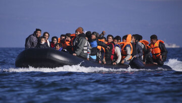 Περισσότεροι από 700 μετανάστες διέσχισαν χθες τη Μάγχη, αριθμός-ρεκόρ από τις αρχές του έτους