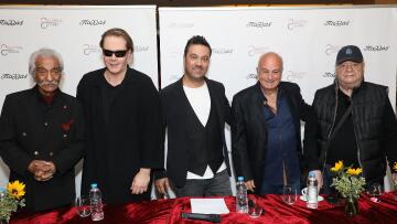 Γιώργος Θεοφάνους: Υποδέχεται τους Κορκολή, Χατζή, Κατσαρό και Πολυκανδριώτη στο θέατρο Παλλάς 