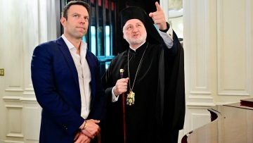 To... θαύμα του Κασσελάκη με τον «σταυρό από λάδι στη βάφτιση», το ευχαριστώ του Γεωργιάδη και οι αιχμές Πολάκη