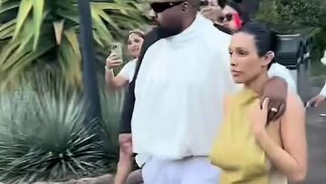 Η Μπιάνκα Σενσόρι πρωτοτύπησε αλλά και πάλι συζητήθηκε - Μπήκε στη Disneyland χωρίς παπούτσια και προκάλεσε αντιδράσεις