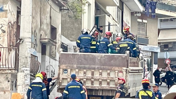 Πειραιάς: Η στιγμή που εντοπίζουν νεκρό τον 31χρονο αστυνομικό μετά την κατάρρευση του κτιρίου