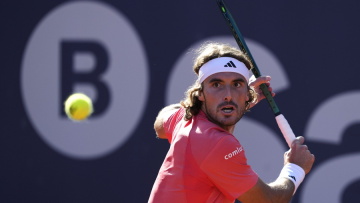 Έσβησε 2 ματς πόιντ και προκρίθηκε για 2η σερί χρονιά στα ημιτελικά της Βαρκελώνης ο Τσιτσιπάς, 2-1 τον Ακόστα - Βίντεο 