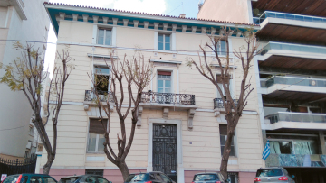 Βίλα με πισίνα για rich and famous η ιστορική έδρα της Νέας Δημοκρατίας στη Ρηγίλλης