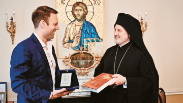 Ο Κασσελάκης… ξαναβαφτίζει τον ΣΥΡΙΖΑ - Από το «θαύμα» στην κολυμπήθρα, στην ιερή συμμαχία του ΝΑΤΟ και τη στήριξη στο Ισραήλ