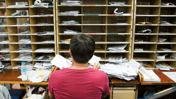 Ελληνικά Ταχυδρομεία: Η τραγωδία της αρχαιότερης και πιο απαρχαιωμένης δημόσιας επιχείρησης