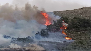 Καλύτερη η εικόνα από τη φωτιά στην Πάρο - Έκαιγε κοντά σε σπίτια, μήνυμα από το 112