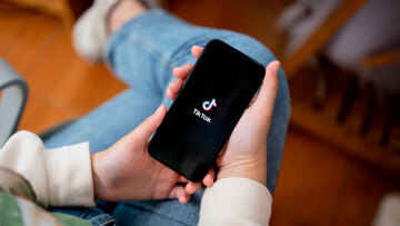 TikTok: Πώς έφτασαν οι ΗΠΑ στο νομοσχέδιο για την απαγόρευσή του - Το παρασκήνιο του «Ψυχρού Πολέμου» με την Κίνα