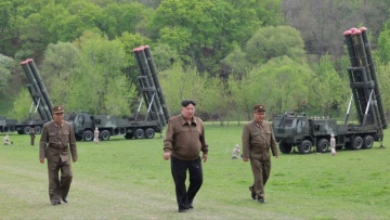 Βόρεια Κορέα: Ο Κιμ Γιονγκ Ουν επέβλεψε άσκηση πυρηνικής αντεπίθεσης 