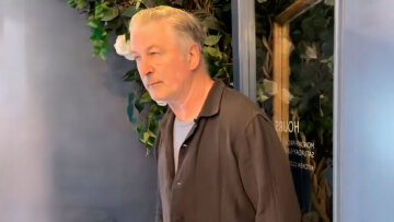 Άλεκ Μπάλντουιν: Έσπασε το κινητό γυναίκας που του ζητούσε επίμονα να πει «ελευθερώστε την Παλαιστίνη»